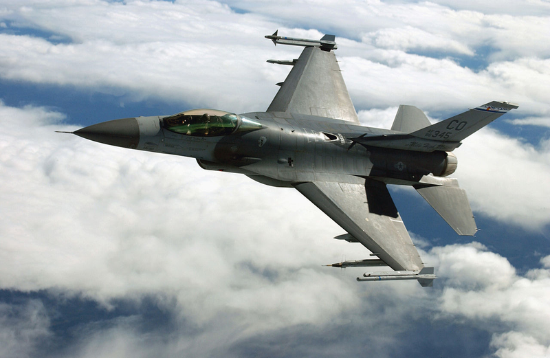 Illustration for article titled Este F-16 logró volar 160 km y aterrizar con media ala arrancada